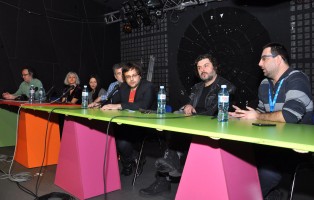 Tribina posvećena snimanju mikrobudžetnih filmova i programskoj celini MICROWAVE. U okviru tribine je posebno predstavljena koncepcija GARAŽNOG FILMA.
